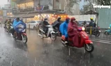 Áp thấp nhiệt đới trên Biển Đông, TPHCM và Nam bộ tiếp tục mưa lớn