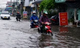TPHCM mưa như trút gây ngập nặng, xe chết máy hàng loạt