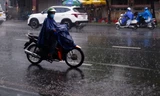 TPHCM trưa nắng gắt, chiều mưa dông trái mùa