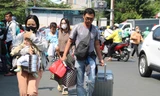 Người dân lỉnh kỉnh đồ đạc rời TPHCM về quê nghỉ lễ giỗ Tổ