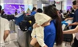 'Áo xanh' tình nguyện trông giữ trẻ, xuyên đêm hỗ trợ hành khách tại sân bay Tân Sơn Nhất ngày 27 Tết 