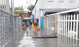 TPHCM: Mưa lớn đầu mùa, người dân 'chạy ngập'