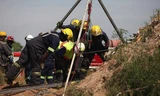Các nhân viên cứu hộ đang nỗ lực đưa người khai thác mỏ trái phép lên mặt đất ở Johannesburg, Nam Phi