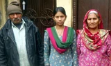 Manju Dharra cùng bố mẹ của mình 