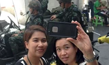 Lấy nền là 2 binh sỹ, 2 cô gái chụp ảnh "tự sướng" trong ngày Thái Lan thiết quân luật