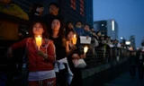 Người dân Hàn Quốc cầm nến tưởng niệm nạn nhân vụ chìm phà Sewol