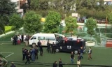 Các em học sinh bị thương trong vụ giẫm đạp được đưa tới bệnh viện.