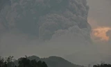 Núi lửa Kelud phun trào nhìn từ làng Mbalak, Blitar, Đông Java, Indonesia 