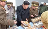 Lãnh đạo Kim Jong Un đến thăm một cơ sở sản xuất thực phẩm.