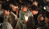 Một bé gái cầm nến trong lễ tưởng niệm nạn nhân chìm phà Sewol