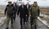 Tổng thống Nga Vladimir Putin cùng Bộ trưởng Quốc phòng Sergei Shoigu (trái) đến thăm cuộc tập trận ở Leningrad