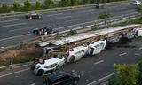 Xe moóc bị lật, 11 siêu xe rơi xuống đường. 