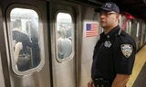 Một cảnh sát tại ga tàu điện ngầm ở New York, Mỹ