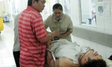 Tú được đưa vào bệnh viện cấp cứu. Ảnh: V.N.