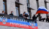 Những người biểu tình thân Nga chiếm trụ sở cơ quan chính quyền tại Donetsk, miền đông Ukraine vào chủ nhật, yêu cầu tổ chức trưng cầu dân ý về chủ quyền của vùng này.