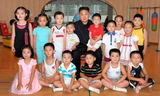 Lãnh đạo Kim Jong Un chụp ảnh cùng trẻ em ở một trường mẫu giáo 
