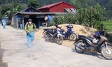 Cơ quan chức năng khử trùng, tiêu độc tại Mường Khương.