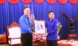 Bí thư Thứ nhất Trung ương Đoàn Lào tặng quà lưu niệm cho đoàn công tác tuổi trẻ Thủ đô. Ảnh: Bình Minh 