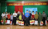 Đoàn tặng quà cho các đối tượng chính sách huyện Ngọc Lặc. 