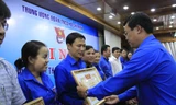 Bí thư Thứ nhất T.Ư Đoàn Lê Quốc Phong trao bằng khen cho các tập thể có thành tích xuất sắc trong triển khai chiến dịch tình nguyện hè 2017 