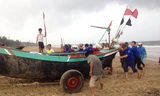 ĐVTN Tỉnh Đoàn Hà Tĩnh tình nguyện giúp dân di chuyển thuyền tránh bão. 