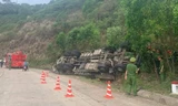 Xe tải chở dưa hấu lật úp vào vách núi, 4 người tử vong