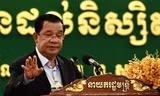 Thủ tướng Campuchia Hun Sen (phải) và con trai Hun Manet. (Ảnh: AP)
