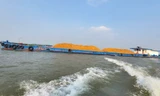 Tàu chở vật liệu xây dựng trên sông Hồng