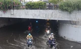 Mưa lớn kéo dài, hầm chui Tân Tạo cùng nhiều tuyến đường TPHCM ngập sâu trong nước