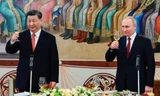 Tổng thống Nga Vladimir Putin và Chủ tịch Trung Quốc Tập Cận Bình nâng ly trong quốc yến tối 21/3. (Ảnh: AP)