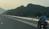 Xe máy chạy ào ào trên cao tốc Nha Trang - Cam Lâm
