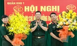 Trung tướng Nguyễn Hồng Thái tặng hoa chúc mừng Đại tá Phạm Văn Tạo được bổ nhiệm làm Chỉ huy trưởng Bộ CHQS tỉnh Bắc Giang (bên phải) và Đại tá Lê Văn Thắng (bên phải) nghỉ hưu theo chế độ.