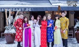 Bất chấp tuyết rơi, DHS Việt tại Đức mặc áo dài du xuân