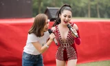 Hương Tràm mặc gợi cảm, hát cùng fan trên sân khấu