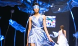 Hoàng Thùy bị bịt mắt vẫn catwalk điêu luyện