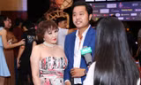 Vũ Hoàng Việt và người tình U60 tình tứ đi xem show của Mr. Đàm