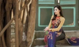 Á hậu Tú Anh khoe nét dịu dàng với áo dài dưới nắng thu