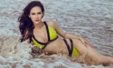 'Gái một con' Quỳnh Chi mặc bikini nóng bỏng trên biển
