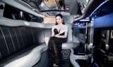 Á hậu Huyền My ngồi siêu xe Limousine đi dự tiệc