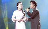 Anh Thơ và Chế Linh song ca trên sân khấu.