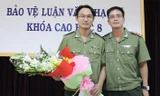 Đại úy Ngô Ngọc Trân (trái).