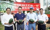 Anh Đặng Hồng Anh, Chủ tịch Hội Doanh nhân trẻ Việt Nam (thứ 2, từ trái qua) trong chiến dịch giải cứu dưa hấu giúp người nông dân vượt qua dịch Covid - 19