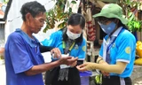 Các chiến sỹ tình nguyện trường ĐH An Giang hỗ trợ phòng dịch COVID -19 cho đồng bào Khmer Ảnh: HÒA HỘI 