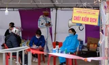Người dân khai báo y tế tại một chốt kiểm dịch ở Chí Linh. Ảnh: Hoàng Mạnh Thắng.
