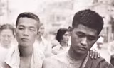 10h sáng ngày 30/4, những người lính Sài Gòn đang bước đi thất thểu. Vài người cởi áo lính, ở trần .