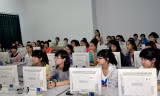 Giờ học ngoại ngữ của học sinh THPT Trần Phú, Hà Nội Ảnh: Hồng Vĩnh
