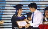 Anh Nguyễn Ngọc Lương, Bí thư TƯ Đoàn trao học bổng Nâng bước thủ khoa cho sinh viên năm 2019 
