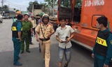 Lực lượng chức năng kiểm tra ma tuý với tài xế xe container tại quận Thủ Đức. Ảnh: Ngô Bình