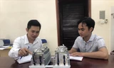 Tiến sĩ Bùi Hùng Thắng (bên trái) với mô hình đèn LED tản nhiệt bằng chất lỏng ẢNH: NVCC