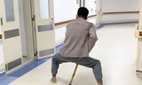 Bệnh nhân có dáng đi của con cua trước khi phẫu thuật